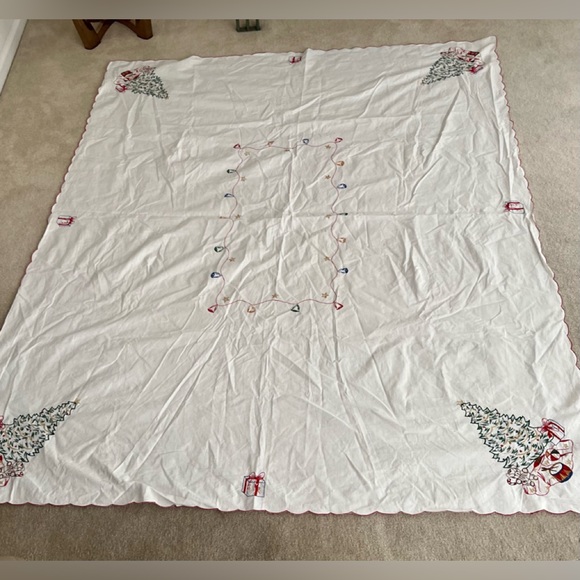 Vintage Embroidered Christmas Tablecloth with Matching Napkins. - Picture 5 of 11